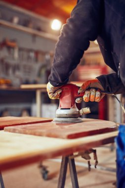 Erkek marangoz bir retro vintage orbital elektrikli zımpara kullanarak 