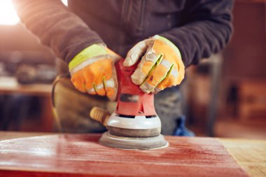 Erkek marangoz bir retro vintage orbital elektrikli zımpara kullanarak 