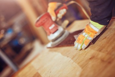 Erkek marangoz bir retro vintage orbital elektrikli zımpara kullanarak 