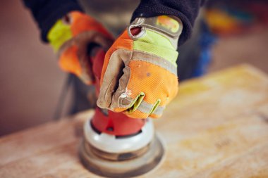 Erkek marangoz bir retro vintage orbital elektrikli zımpara kullanarak 