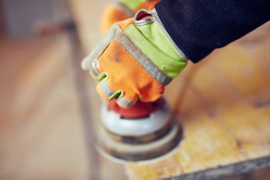 Erkek marangoz bir retro vintage orbital elektrikli zımpara kullanarak 