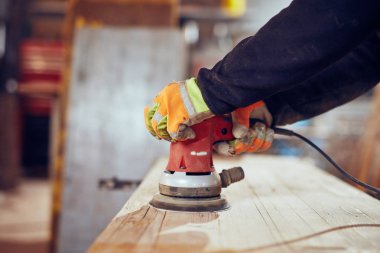 Erkek marangoz bir retro vintage orbital elektrikli zımpara kullanarak 