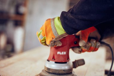 Erkek marangoz bir retro vintage orbital elektrikli zımpara kullanarak 