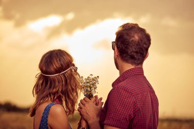 Bir buğday alanında günbatımı/gündoğumu zaman çift.