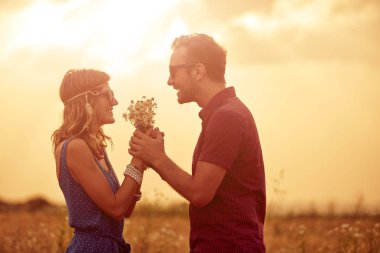 Bir buğday alanında günbatımı/gündoğumu zaman çift.