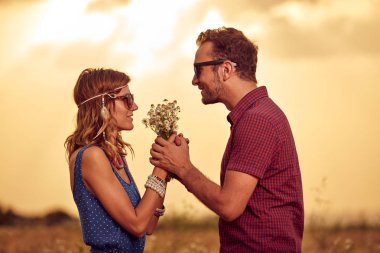 Bir buğday alanında günbatımı/gündoğumu zaman çift.