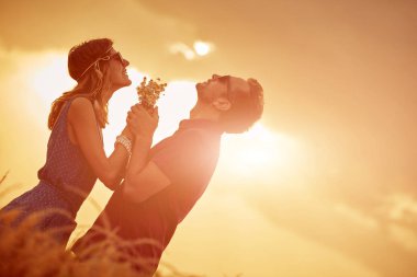 Bir buğday alanında günbatımı/gündoğumu zaman çift.