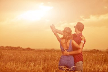 Bir buğday alanında günbatımı/gündoğumu zaman çift.