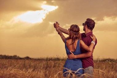 Bir buğday alanında günbatımı/gündoğumu zaman çift.