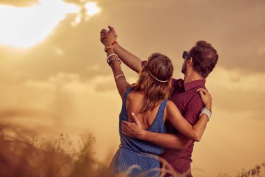 Bir buğday alanında günbatımı/gündoğumu zaman çift.