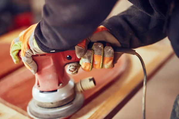 男性木匠使用轨道电动沙地在复古年份 — 图库照片