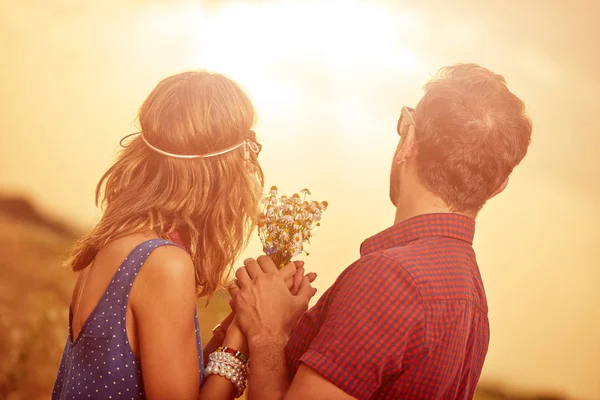 Pareja en la puesta del sol / salida del sol en un campo de trigo . —  Fotos de Stock