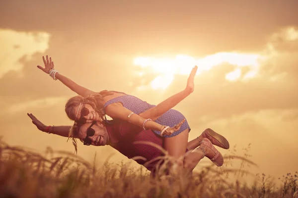 Pareja en la puesta del sol / salida del sol en un campo de trigo . —  Fotos de Stock