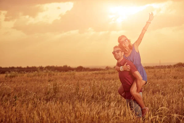 Pasangan di sunset / sunrise time in a wheat field . — Stok Foto