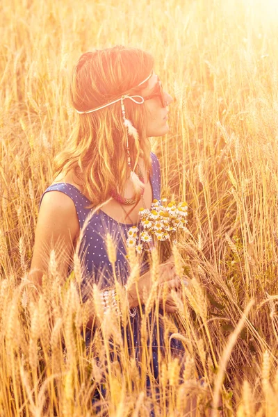 Donna con mazzo di fiori in un campo di grano . — Foto Stock