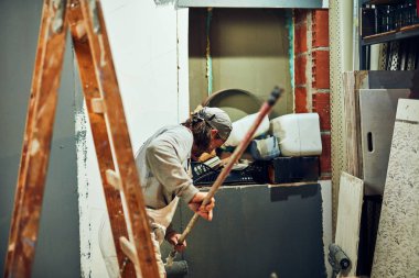 Kapalı bir uzatıcı silindir ile ressam boyama duvarları.