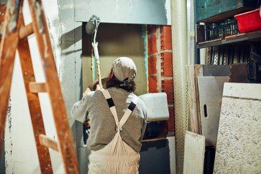 Kapalı bir uzatıcı silindir ile ressam boyama duvarları.