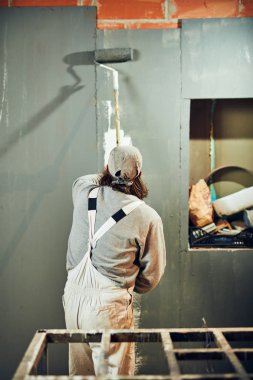 Kapalı bir uzatıcı silindir ile ressam boyama duvarları.