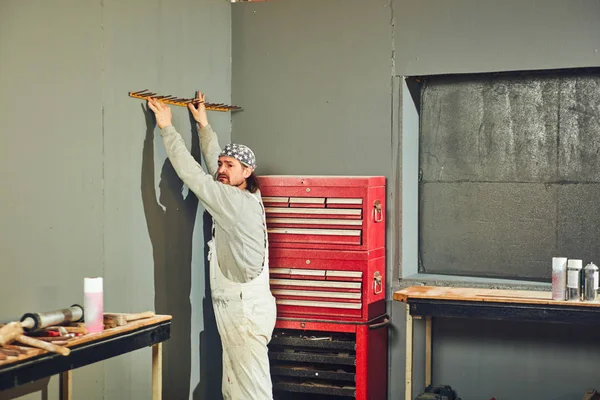 Ανοικοδόμηση ένα γκαράζ σε ένα ρετρό vintage στυλ. — Φωτογραφία Αρχείου