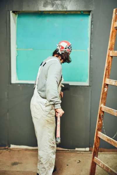 Pittore pittura pareti con un rullo estensore all'interno . — Foto Stock