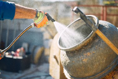 Çimento / beton mikser temizliği nde inşaat işçisi kalır