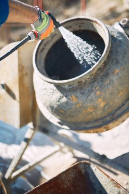 Çimento / beton mikser temizliği nde inşaat işçisi kalır