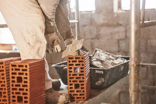 Lavoratore edile reale che fa un muro all'interno della nuova casa . — Foto Stock