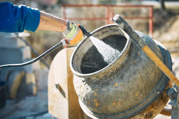Stavební pracovník na čištění cementu/betonového mixeru zůstává — Stock fotografie
