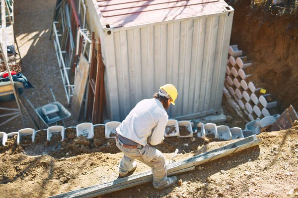 Lavoratore edile in un cantiere pesante che lavora sodo . — Foto Stock