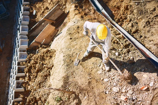 Trabalhador da construção em um local pesado fazendo trabalho duro . — Fotografia de Stock