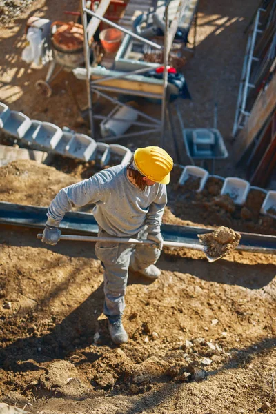 Construction worker on a heavy site doing hard work. — Stock Photo, Image