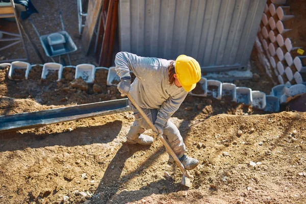 Trabajador de la construcción en un sitio pesado haciendo trabajo duro . — Foto de Stock