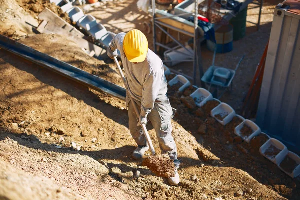 Travailleur de la construction sur un chantier lourd qui travaille dur . — Photo
