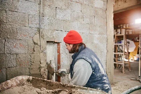 Справжній будівельник робить стіну всередині нового будинку . — стокове фото