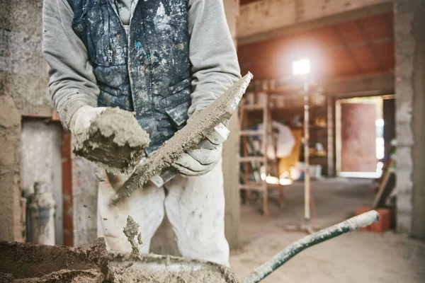 Trabajador de construcción real haciendo una pared dentro de la nueva casa . —  Fotos de Stock