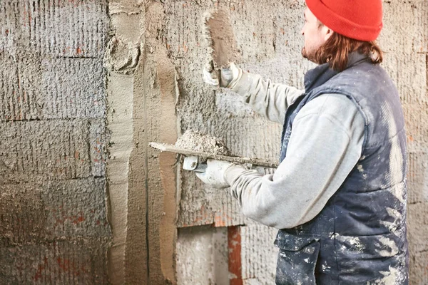 Trabajador de construcción real haciendo una pared dentro de la nueva casa . —  Fotos de Stock