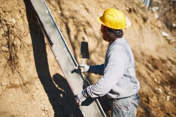 Travailleur de la construction sur un chantier lourd qui travaille dur . — Photo