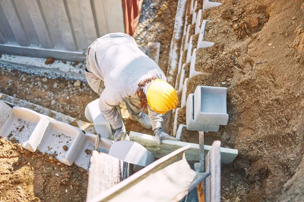 重い現場の建設作業員がハードワークを行う. — ストック写真