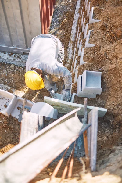 Lavoratore edile in un cantiere pesante che lavora sodo . — Foto Stock