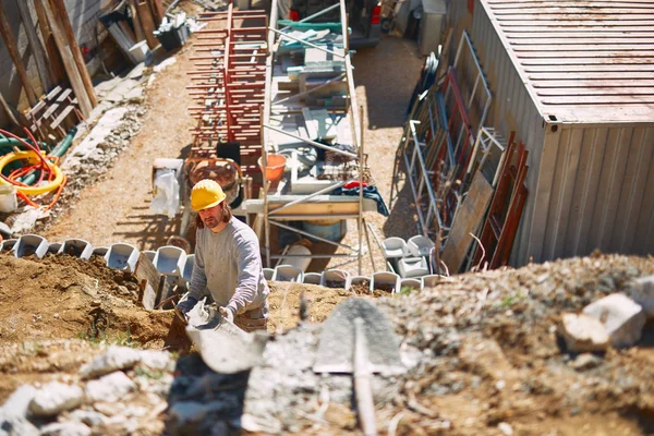 重い現場の建設作業員がハードワークを行う. — ストック写真