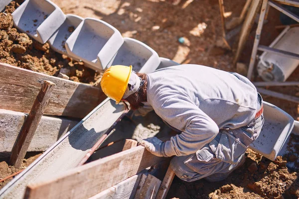 Lavoratore edile in un cantiere pesante che lavora sodo . — Foto Stock