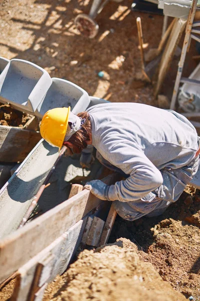 Travailleur de la construction sur un chantier lourd qui travaille dur . — Photo