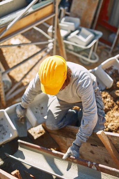 Строитель на тяжелой стройке делает тяжелую работу
.