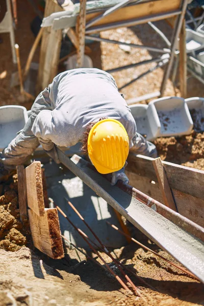 Trabajador de la construcción en un sitio pesado haciendo trabajo duro . — Foto de Stock