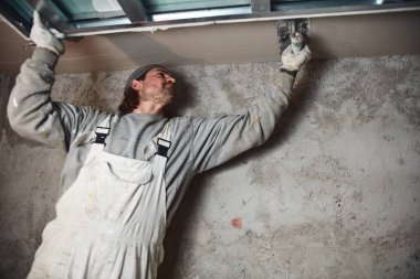 Evin içinde alçı duvarları sıvaişçi.