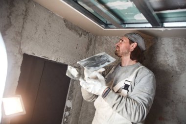 Evin içinde alçı duvarları sıvaişçi.