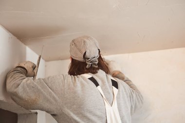 Evin içinde alçı duvarları sıvaişçi.