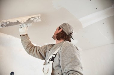 Evin içinde alçı duvarları sıvaişçi.