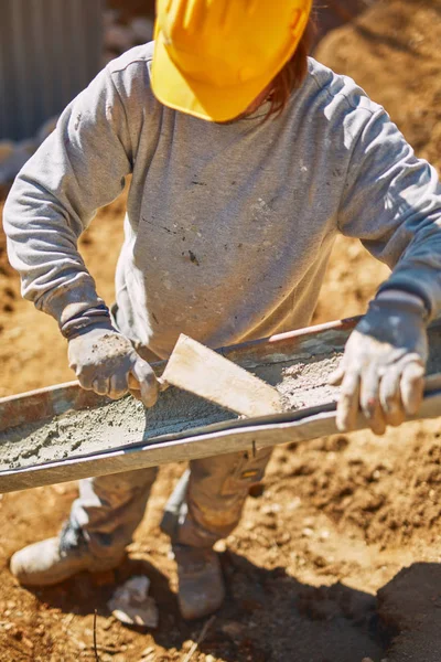 Pekerja konstruksi di tempat yang berat melakukan kerja keras. . — Stok Foto