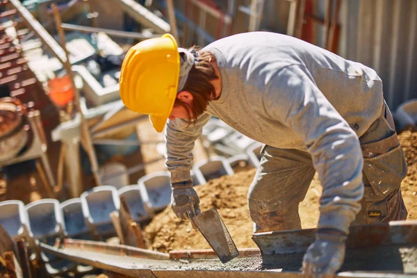 Trabajador de la construcción en un sitio pesado haciendo trabajo duro . — Foto de Stock
